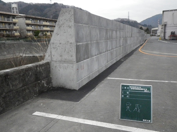 写真：平成26年度［第26-K3326-01号］二級河川鮎沢川局地豪雨緊急対策事業(河川)工事(護岸嵩上げ工)