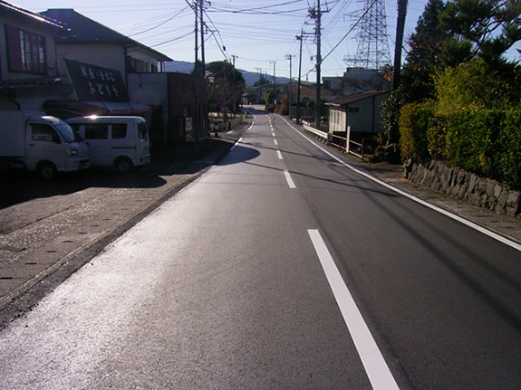 写真：平成21年度東富士演習場関連公共用施設整備事業町道一色中日向線舗装工事